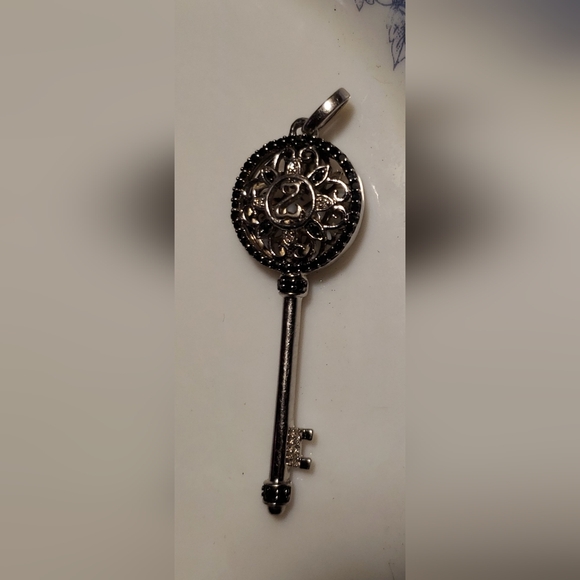 Vintage & Discontinued Open Hearts Key Pendant by Jane Seymore - Picture 2 of 4